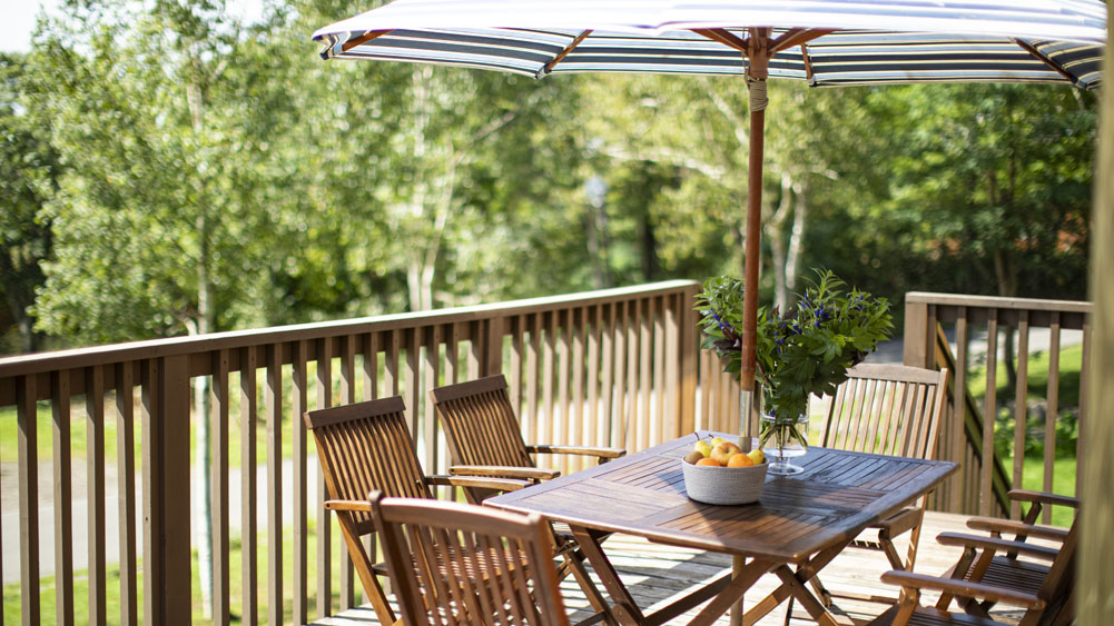 Casa La Mount - Breezy outdoor dining on the deck